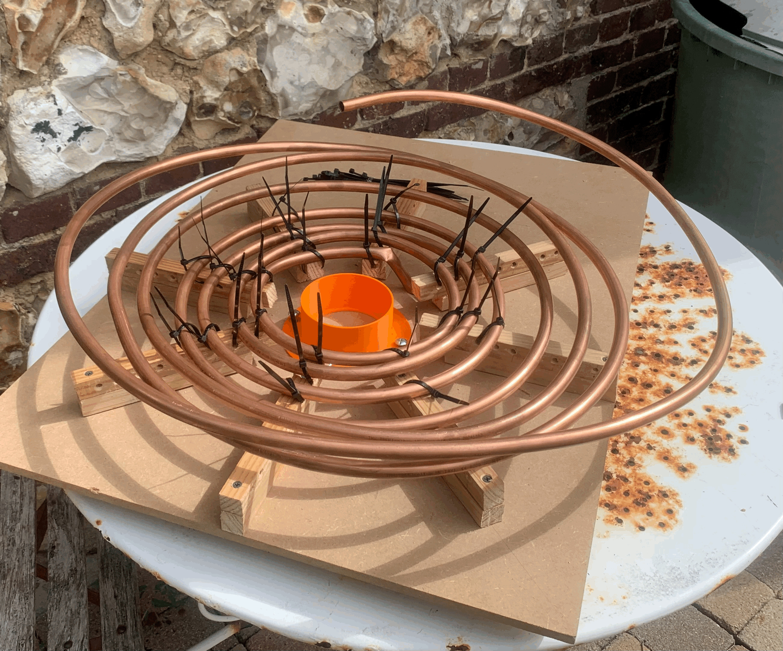 Winding of the primary coil $L_1$.